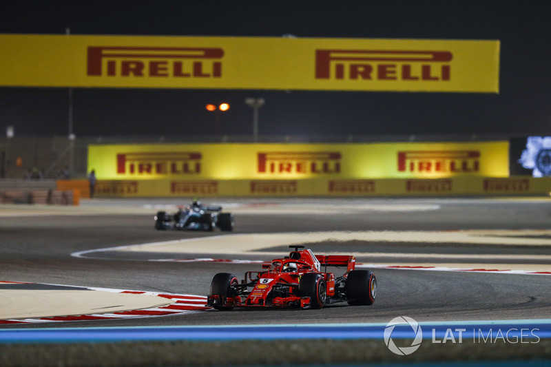 Sebastian Vettel, Ferrari SF71H, Valtteri Bottas, Mercedes AMG F1 W09