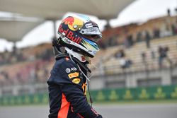 Daniel Ricciardo, Red Bull Racing stopped on track in FP3