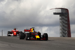 Daniel Ricciardo, Red Bull Racing RB13 et Kimi Raikkonen, Ferrari SF70H