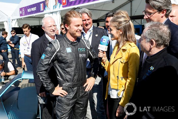 Nico Rosberg, campeón mundial de Fórmula 1, inversionista de Fórmula E, con el nuevo automóvil Gen2 Formula E