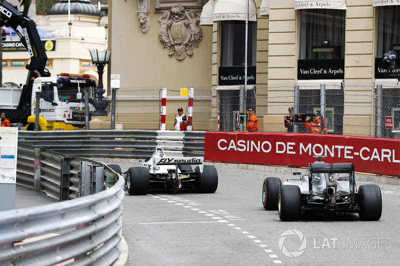 Keke Rosberg precede il figlio Nico Rosberg mentre fanno un giro del circuito al volante delle loro rispettive monoposto iridate
