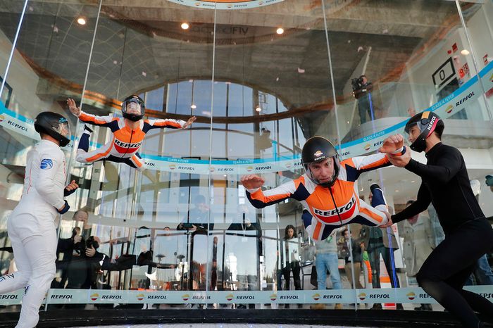 Marc Márquez y Dani Pedrosa durante el evento de Repsol en 'Fly Madrid'