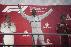 Podio: segundo lugar Valtteri Bottas, Mercedes AMG F1, ganador de la carrera Lewis Hamilton, Mercedes AMG F1, tercer puesto Kimi Raikkonen, Ferrari