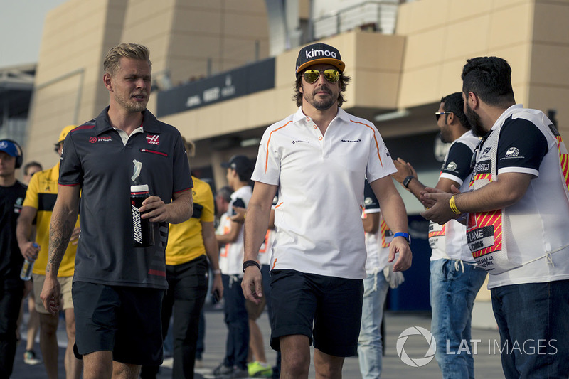 Kevin Magnussen, Haas F1 and Fernando Alonso, McLaren en el desfile de pilotos