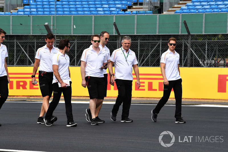 Stoffel Vandoorne, McLaren, cammina lungo il circuito