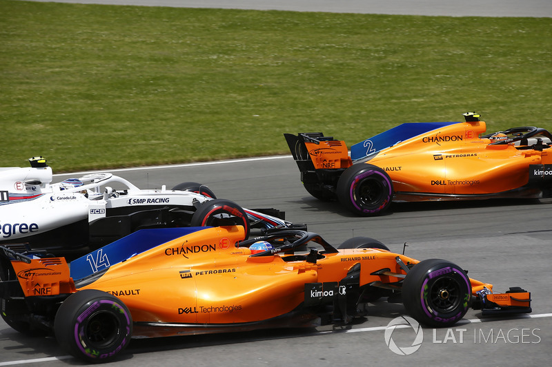 Stoffel Vandoorne, McLaren MCL33, leads Fernando Alonso, McLaren MCL33, Sergey Sirotkin, William
