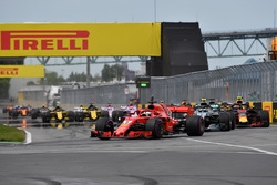 Себастьян Феттель, Ferrari SF71H, лідирує на старті