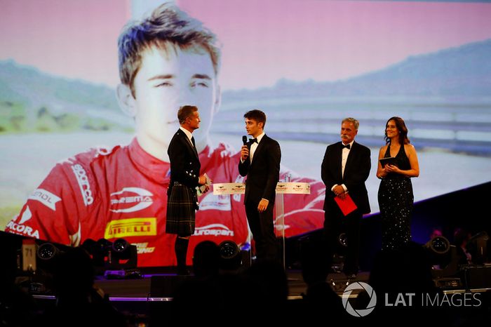 Charles Leclerc recoge el premio al Debutante del Año de manos de Chase Carey