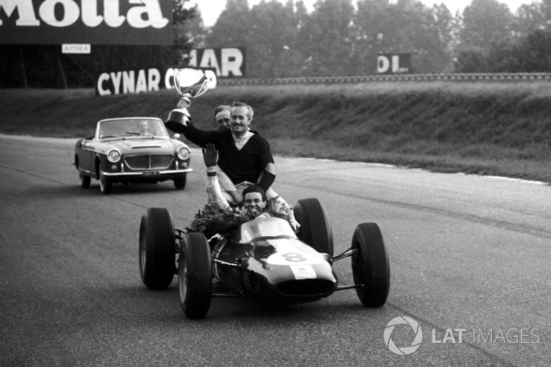 Monza 1963: Jim Clark (Lotus) rayakan kemenangan bersama Colin Chapman dan Mike Spence (Lotus)