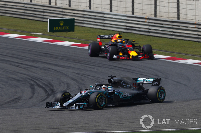 Lewis Hamilton, Mercedes AMG F1 W09, voor Daniel Ricciardo, Red Bull Racing RB14 Tag Heuer