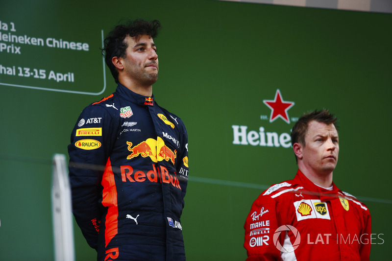 El ganador de la carrera, Daniel Ricciardo, Red Bull Racing, y el tercero, Kimi Raikkonen, Ferrari