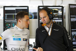 Stoffel Vandoorne, McLaren, met Tom Stallard, Race Engineer, McLaren
