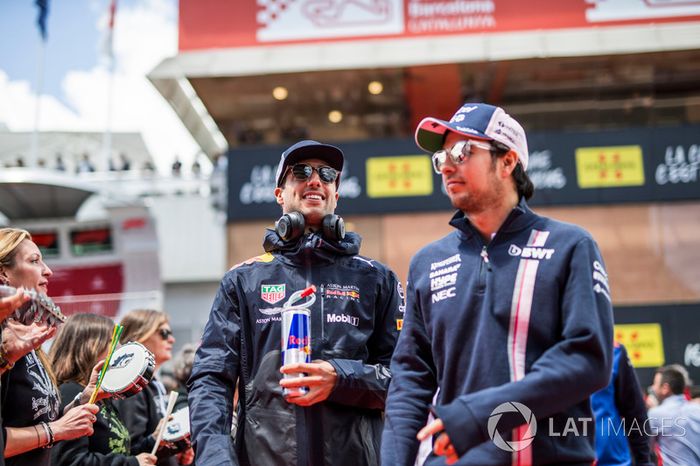 Sergio Perez, Force India y Daniel Ricciardo, Red Bull Racing en el desfile de pilotos