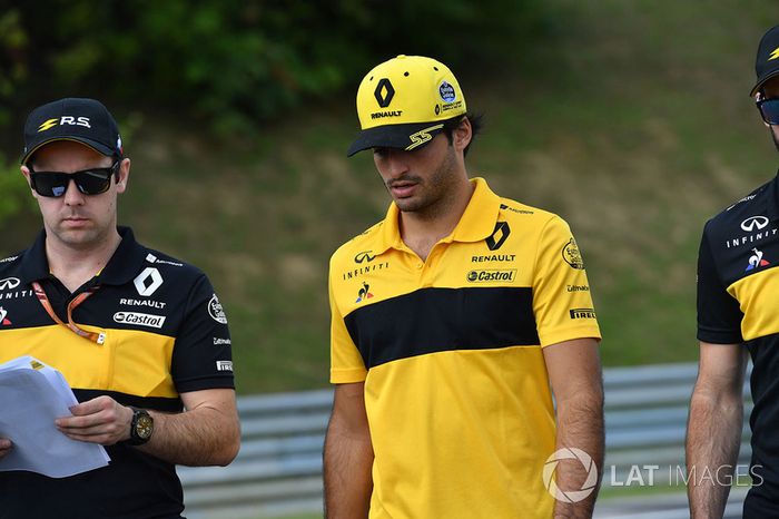 Carlos Sainz Jr., Renault Sport F1 Team, recorre la pista con el equipo