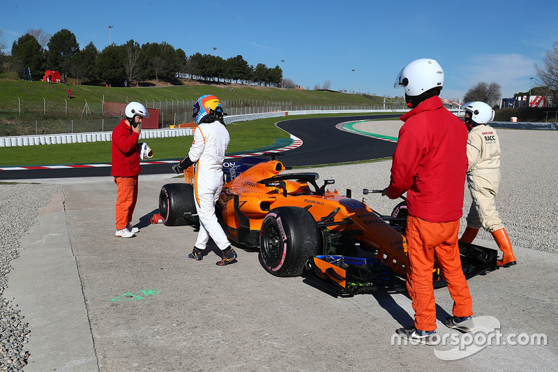 Fernando Alonso, McLaren MCL33 stops on the side of the track