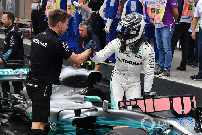 Ganador de la pole Valtteri Bottas, Mercedes-Benz F1 W08