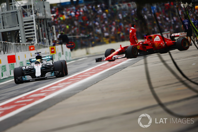 Lewis Hamilton, Mercedes AMG F1 W08, Sebastian Vettel, Ferrari SF70H, en pit lane