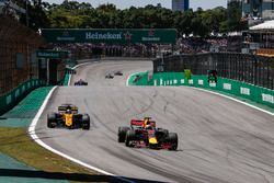 Daniel Ricciardo, Red Bull Racing RB13 y Nico Hulkenberg, Renault Sport F1 Team RS17
