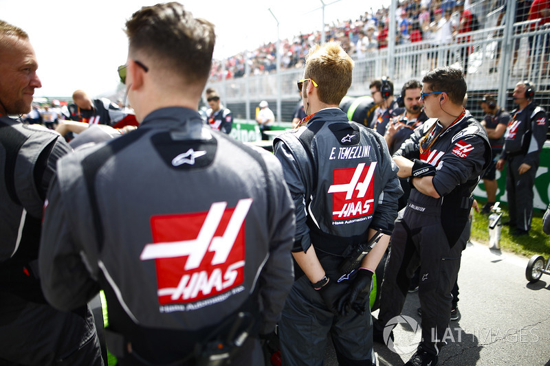 Haas F1 engineers on the grid