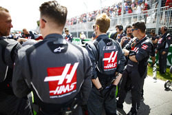 Haas F1 engineers on the grid