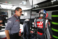 Guenther Steiner, Team Principal, Haas F1, and Romain Grosjean, Haas F1 Team