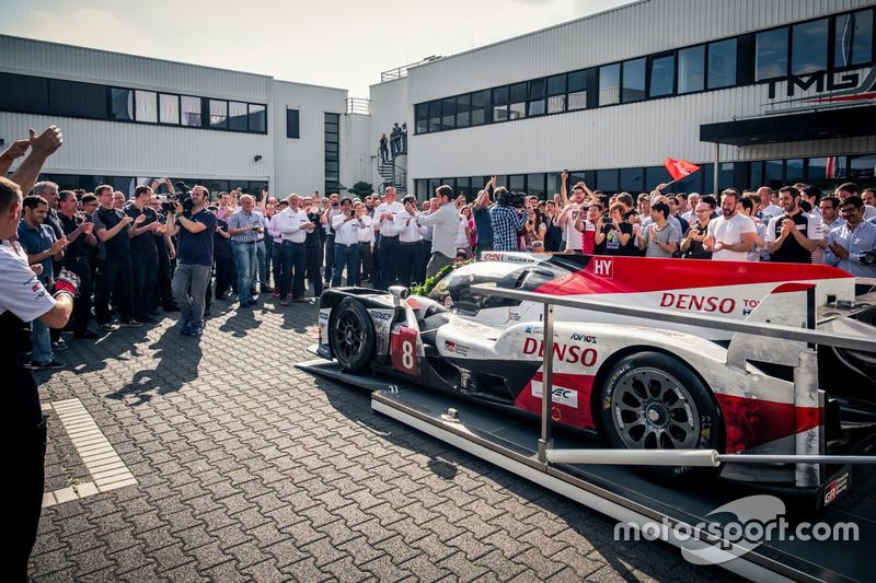 Автомобиль Toyota TS050 Hybrid (№8) команды Toyota Gazoo Racing: экипаж Себастьена Буэми, Казуки Накаджимы и Фернандо Алонсо