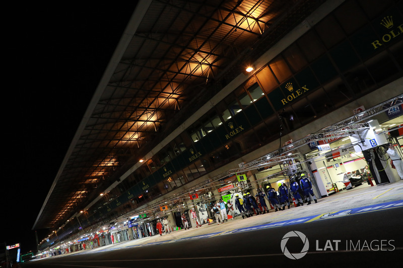 Pitlane atmosphere