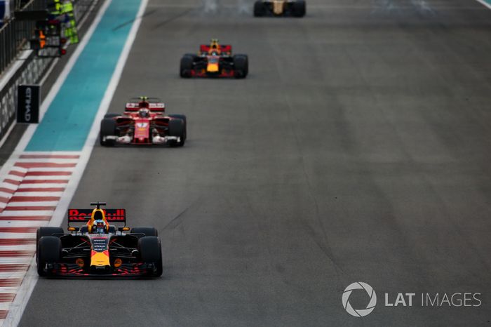 Daniel Ricciardo,  Red Bull Racing RB13, leads Kimi Raikkonen, Ferrari SF70H, and Max Verstappen,  Red Bull Racing RB13