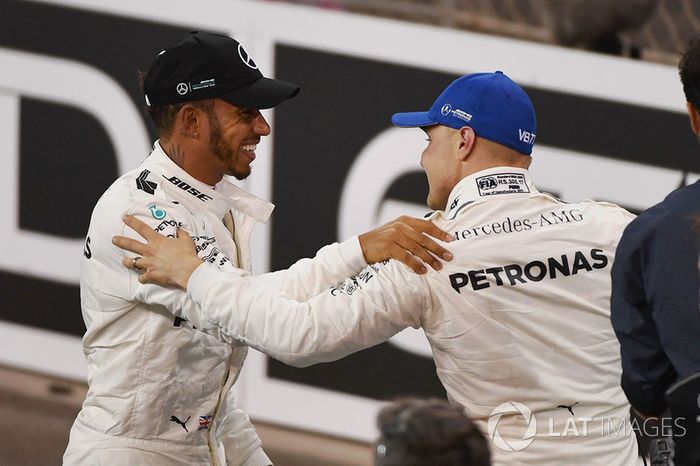 Ganador de la pole Valtteri Bottas, Mercedes AMG F1 y Lewis Hamilton, Mercedes AMG F1 celebran