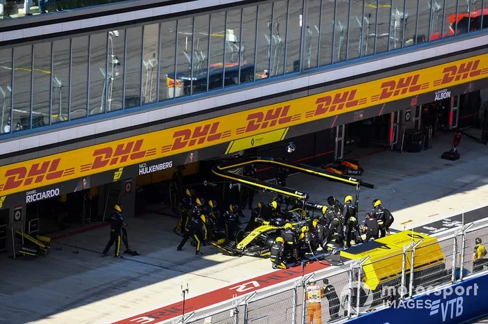 Daniel Ricciardo, Renault F1 Team R.S.19, hace una parada con un pinchazo