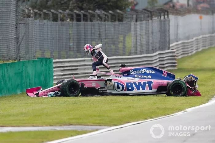 Sergio Perez, Racing Point RP19, sale de su coche tras su accidente en la FP1 de Monza