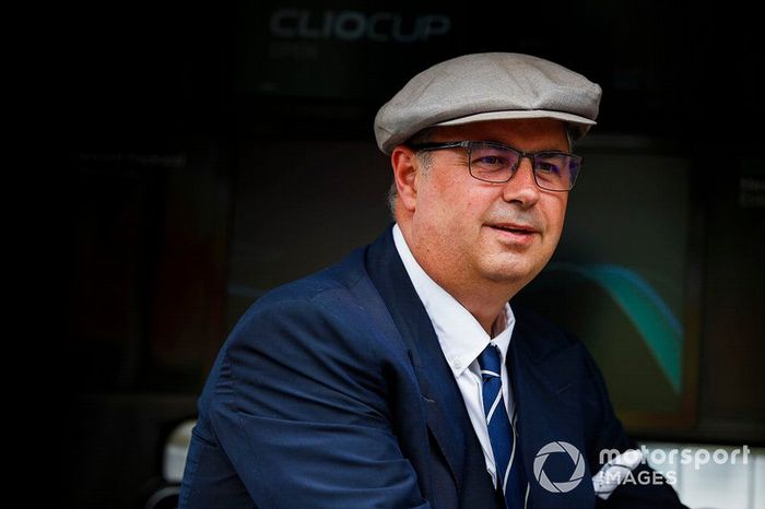 Ron Meadows, Director Deportivo, Mercedes AMG, en la pared del pit