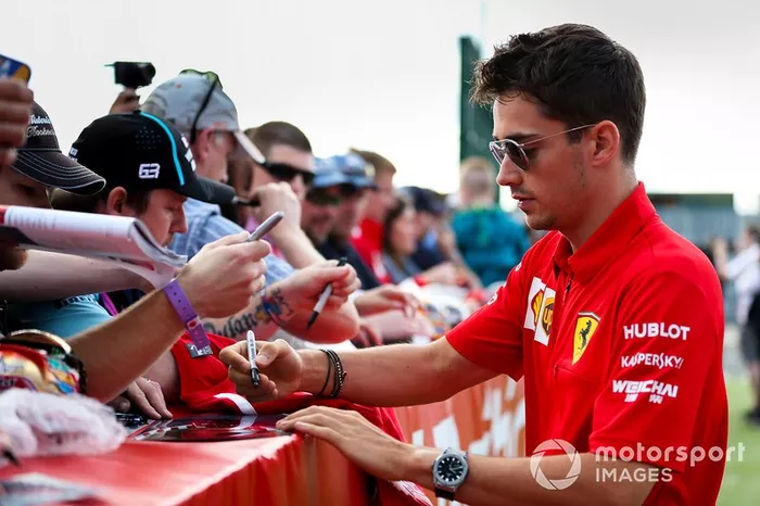 Charles Leclerc, Ferrari, firmando autógrafos