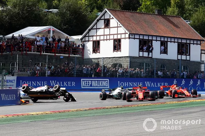 Charles Leclerc, Ferrari SF90, lidera Sebastian Vettel, Ferrari SF90, Lewis Hamilton, Mercedes AMG F1 W10 y Valtteri Bottas, Mercedes AMG W10, mientras que Kimi Raikkonen, Alfa Romeo Racing C38 es volcado por Max Verstappen, Red Bull Racing RB15. 