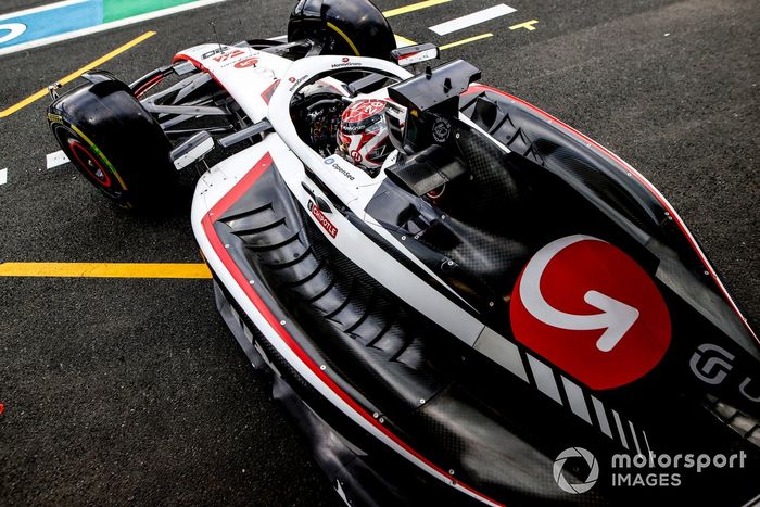 Kevin Magnussen, Haas VF-23, sale del garaje