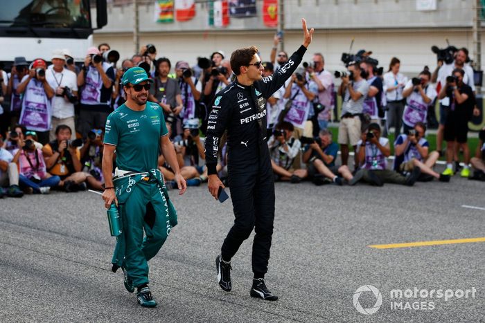 Fernando Alonso, Aston Martin F1 Team, con George Russell, Mercedes-AMG