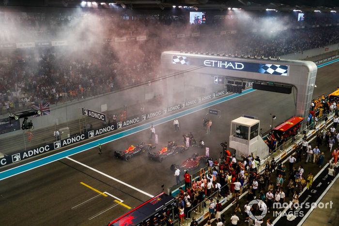 El ganador Max Verstappen, Red Bull Racing RB18, se detiene en la parrilla junto a Charles Leclerc, Ferrari F1-75, Sergio Pérez, Red Bull Racing RB18