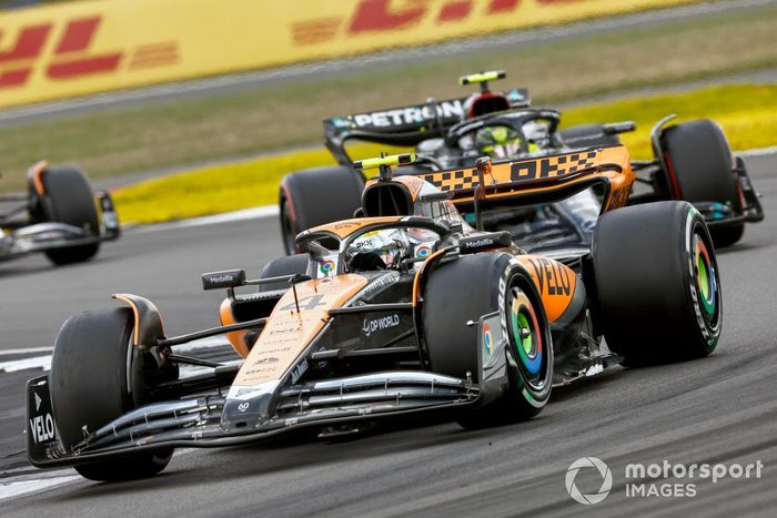 Lando Norris, McLaren MCL60, Lewis Hamilton, Mercedes F1 W14