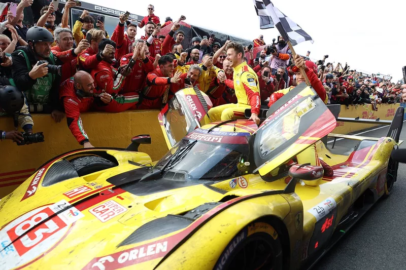 Les vainqueurs #83 AF Corse Ferrari 499P: Robert Kubica, Yifei Ye, Philip Hanson