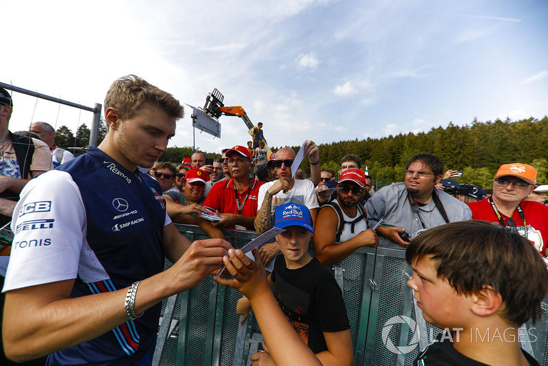 Sergey Sirotkin, Williams Racing, signs autographs for fans