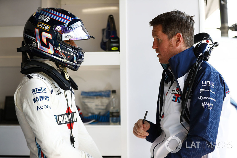 Lance Stroll, Williams Racing, discute avec Rob Smedley, chef de la performance, Williams Martini Racing