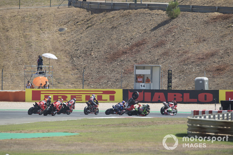La chute d'Eugene Laverty et de Xavi Forés au premier tour de la Course 1