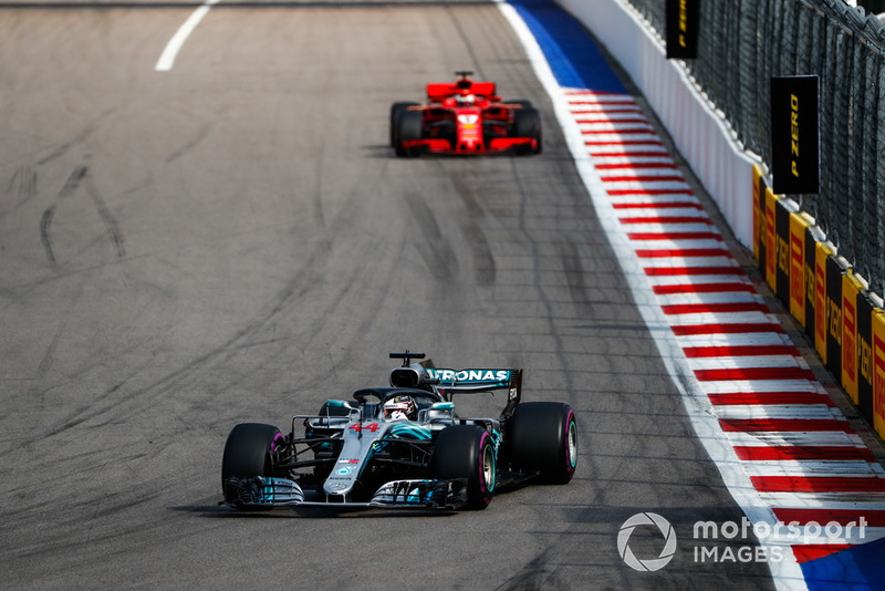 Lewis Hamilton, Mercedes AMG F1 W09, precede Sebastian Vettel, Ferrari SF71H