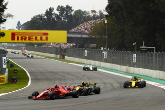 Kimi Raikkonen, Ferrari SF71H, precede Carlos Sainz Jr., Renault Sport F1 Team R.S. 18, Nico Hulkenberg, Renault Sport F1 Team R.S. 18, e Charles Leclerc, Sauber C37