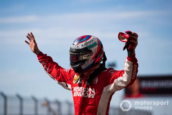 Ganador Kimi Raikkonen, Ferrari, celebra en Parc Ferme