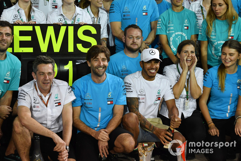 Lewis Hamilton, Mercedes AMG F1, fête sa victoire avec l'équipe