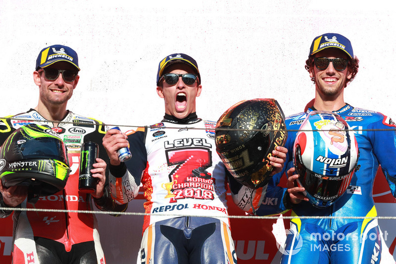 Подіум: друге місце Кел Кратчлоу, Team LCR Honda, переможець гонки Марк Маркес, Repsol Honda Team, третє місце Алекс Рінс, Team Suzuki MotoGP
