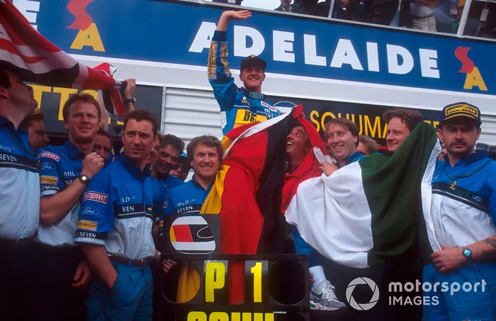 Michael Schumacher celebra el título con Flavio Briatore, Tom Walkinshaw y el resto del equipo Benetton