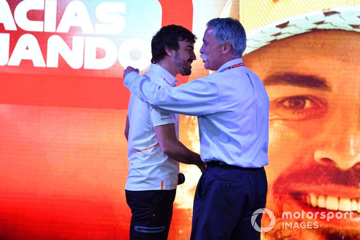 Chase Carey, Director Ejecutivo y Presidente Ejecutivo de Formula One Group en el escenario como Fernando Alonso, McLaren se despide de los fanáticos