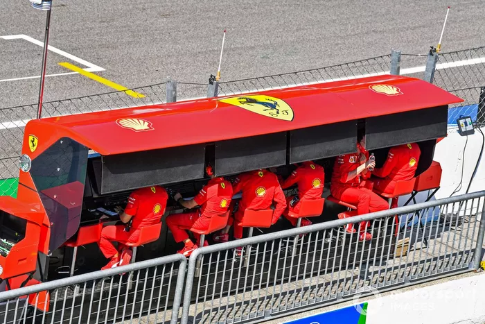 Team Ferrari sul pit wall